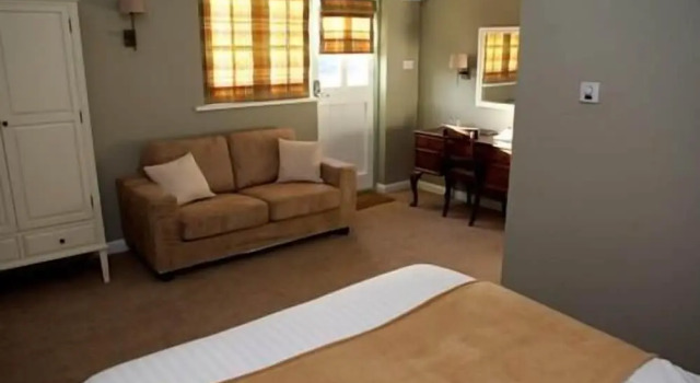 Апартаменты The Bull Inn Lodges