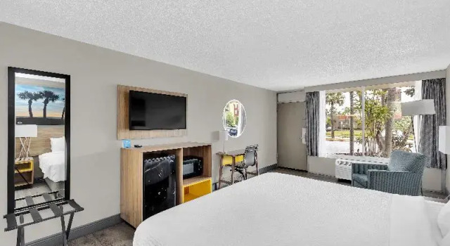 Трёхместный номер Standard Days Inn by Wyndham Titusville Kennedy Space Center