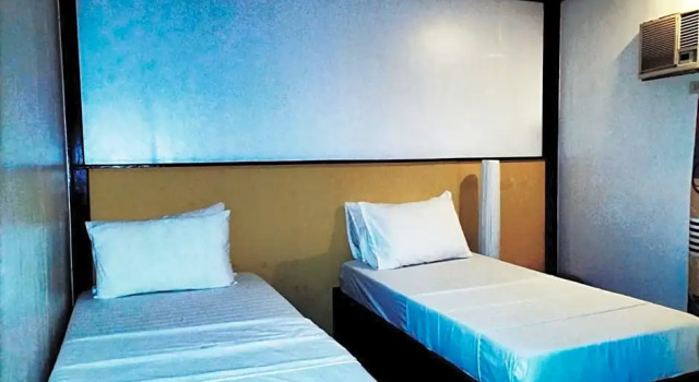 Кровать в общем номере Orange Pearl Beach Resort