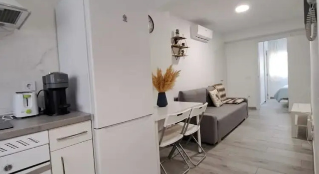 Апартаменты Charming Apartment up to 4 Persons 3 min to Metro
