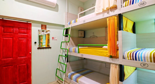 Cama en dormitorio compartido club Mel's Dorm
