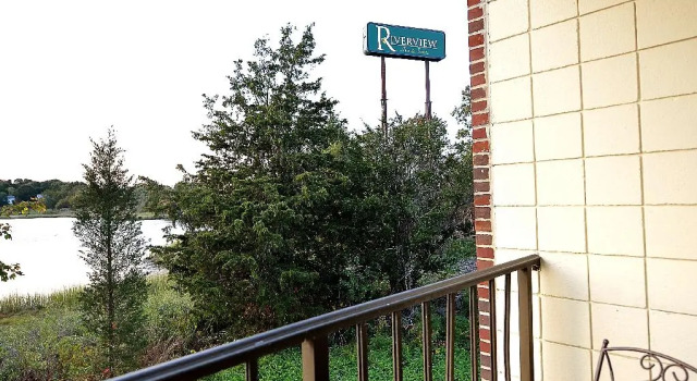 Четырёхместный номер Standard с балконом и с видом на реку Riverview Inn & Suites