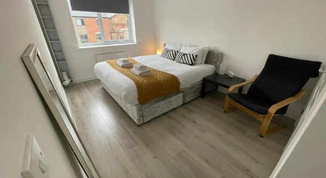 Large Spacious Room with Massive Bed and FREE WIFI, Забронировать Отель Отели Манчестера с парковкой, Парковка