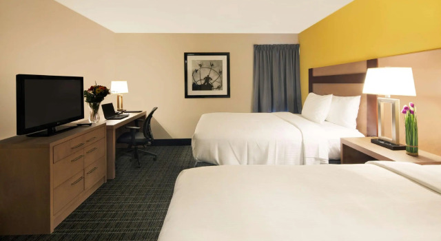 Четырёхместный номер Standard Stay Inn Express Toronto
