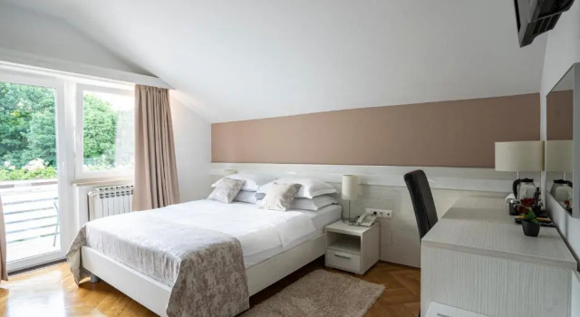 Rooms Degenija Annex, Boek Bed and Breakfast Hotels in Lika-Senj County met zwembad, Zwembad