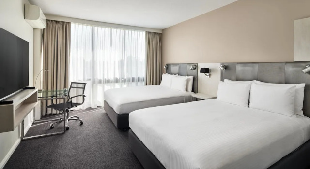 Четырёхместный номер Standard Holiday Inn Warwick Farm by IHG
