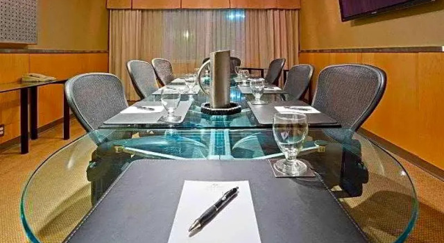 Кровать в общем номере Renaissance Minneapolis Bloomington Hotel