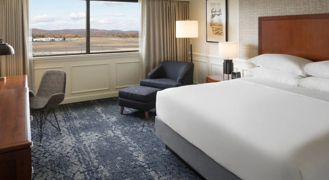 Номер Executive Sheraton Hartford Hotel at Bradley Airport