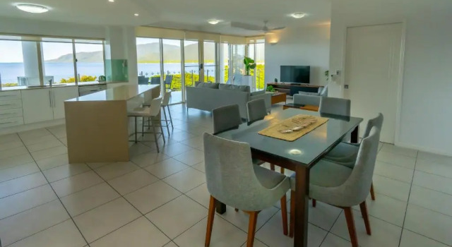 Апартаменты с 3 комнатами oceanfront Waters Edge Apartment Cairns