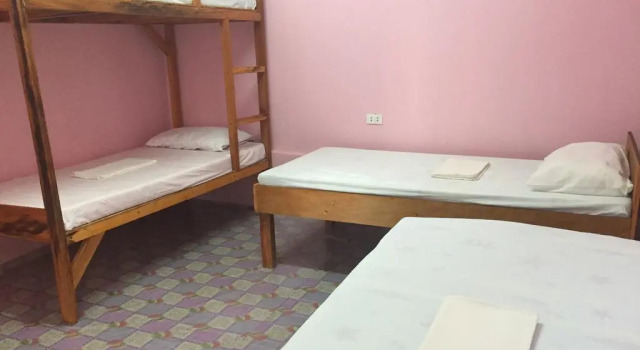 Vuode makuusalissa (naisten makuusali) Bohol Bohemian Hostel