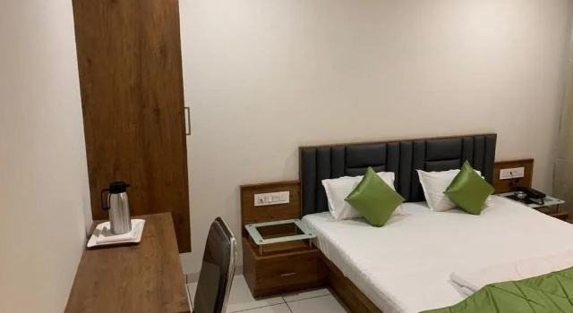 HOTEL SATKAR CHHATRAL, Buchen Sie Hotel Chhatral Indien
