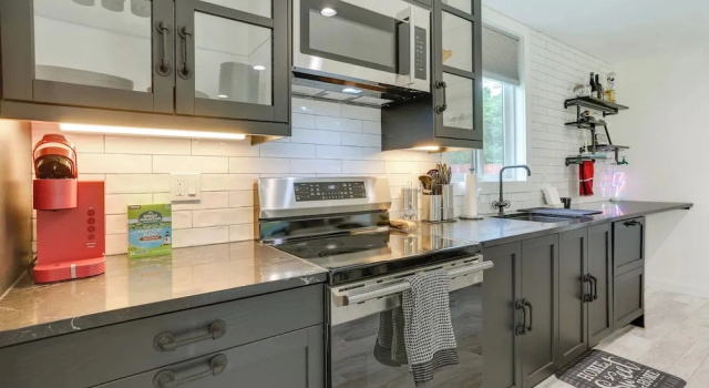 Коттедж Lakefront Catskills Container Home: Private Lake