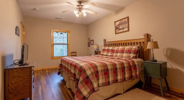 Ozarks Oasis 4 Bedroom Cabin by RedAwning, Забронировать Отель Отели Table Rock Lake с парковкой, Парковка