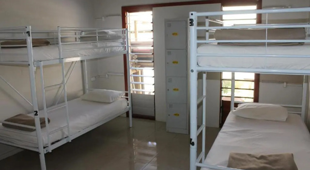 Кровать в общем номере Smugglers Cove Beach Resort & Hotel