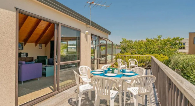 Coastal Quarters - Cooks Beach Holiday Home, Rezerwuj Hotel Whitianga 