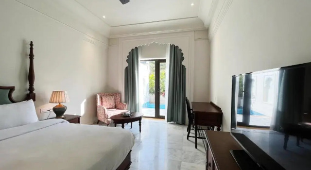 Люкс с видом на бассейн Bhairavgarh Palace Udaipur