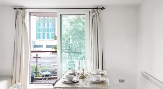 Riverside Balcony Apartment, 10 minutes from Oxford Circus, Varaa Huoneisto Asunnot kohteessa Merseyside, Huoneisto