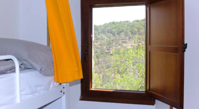 Кровать в общем номере El Albergue de Sigüenza