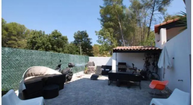Location saisonnière T3 - Sanary-sur-Mer -Plage dorée, Забронировать Отель Отели Санари-сюр-Мер с парковкой, рядом с Пляж Горгетт, Парковка