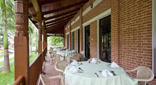 Buddha Maya Garden Hotel And Resort, Rezerwuj Hotel Hotele w Lumbini Pradesh Province z basenem, Basen