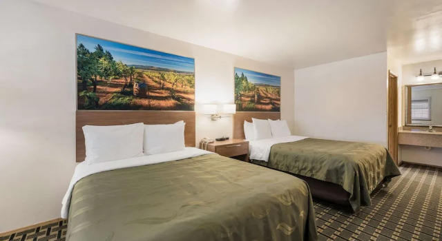 Четырёхместный номер Deluxe Quality Inn Near Fort Hunter Liggett