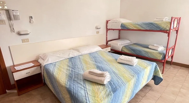 Hotel moroni, Забронировать Отель Отели Римини - центра городов - Римини с бассейном, Бассейн