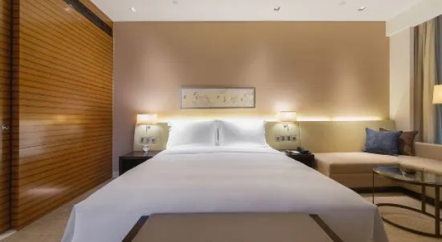 Люкс с видом на горы New World Guiyang Hotel