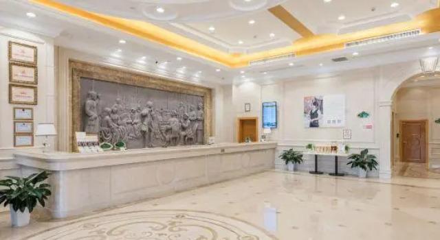 Vienna International Hotel (Nanning Baisha Shizhuling Metro Station), Rezerwuj Hotel Hotele w Nanning z parkingiem, Parking