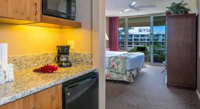 Двухместный номер Deluxe с балконом Aston at the Maui Banyan