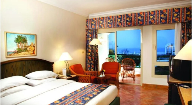 Трёхместный номер Deluxe с видом на бассейн Coral Beach Resort Montazah