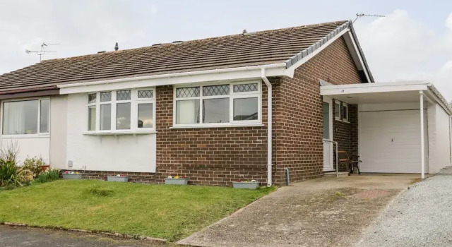 17 Ffordd Gwenllian, Book Feriehus Llanfairpwllgwyngyllgogerychwyrndrobwllllantysiliogogogoch Glamorgan
