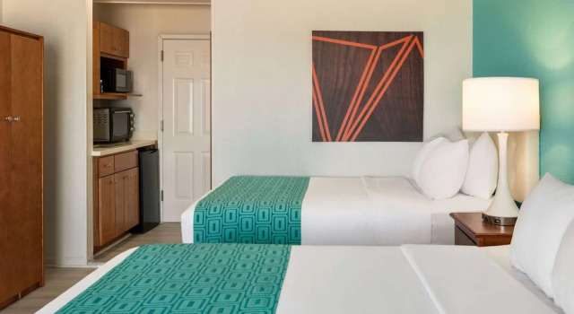 Четырёхместный номер Standard с балконом и с красивым видом из окна Howard Johnson by Wyndham Ocean City Oceanfront