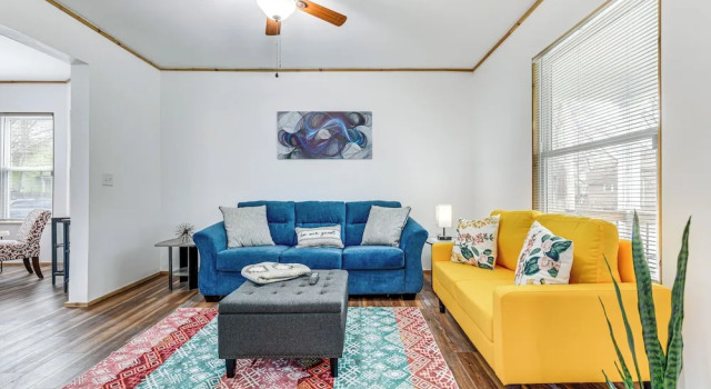 Коттедж Charming Home - 2 Mi to Niagara Falls State Park!