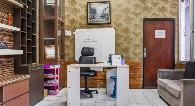 RedDoorz near Lokasari Mangga Besar 7, Забронировать Отель Отели Джакарты с парковкой, рядом с Glodok Market, Парковка