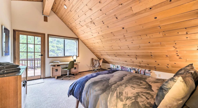 Deck + Fireplace: Log Cabin in Tahoe Donner!, Забронировать Дом для отпуска Траки Скво-Вэлли, рядом с Гольф-клуб Tahoe Donner