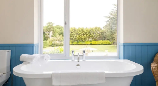 Коттедж Stunning 5BR Home with Pool - 5 min to Beach