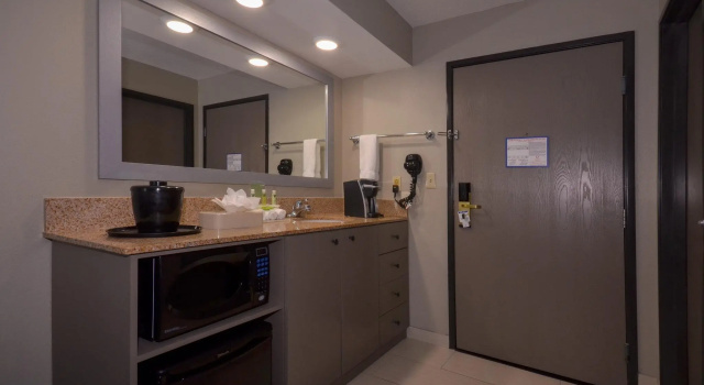Четырёхместный номер Standard Holiday Inn Express & Suites Fayetteville University of Arkansas Area by IHG