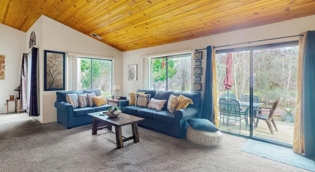 Коттедж Yard & Patio: Quiet & Well-stocked Riverside Home