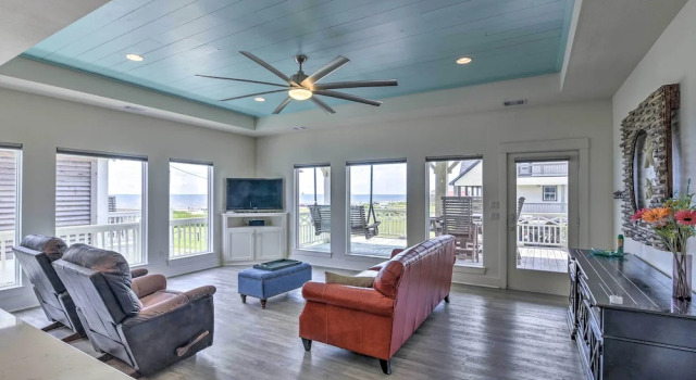 Walk to Ocean: Bright Crystal Beach House w/ Deck!, Boek Vakantiehuis Crystal Beach Houston