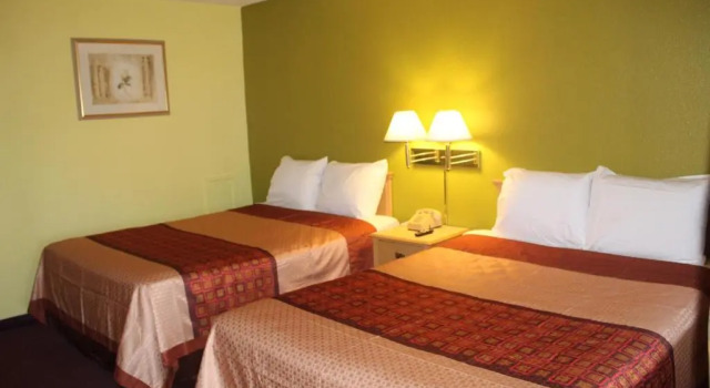 Четырёхместный номер Standard Hutchinson Inn