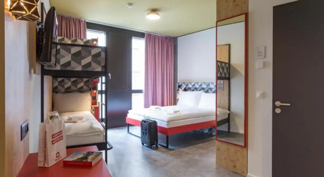Кровать в общем номере (женский номер) MEININGER Hotel Zürich Greencity