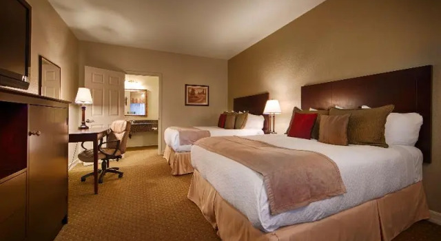 Четырёхместный номер Standard с балконом Best Western Plus Bayshore Inn