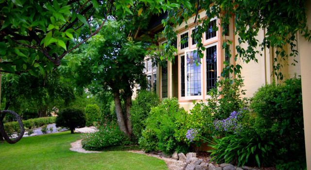 Кровать в общем номере Cotswold Gardens