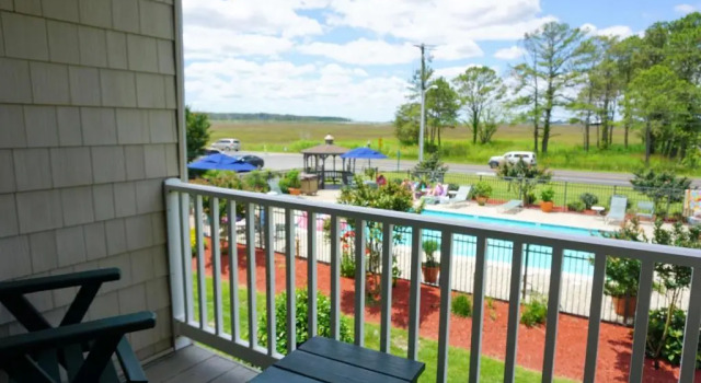 Четырёхместный номер Standard с видом на бассейн Spark by Hilton Chincoteague Island