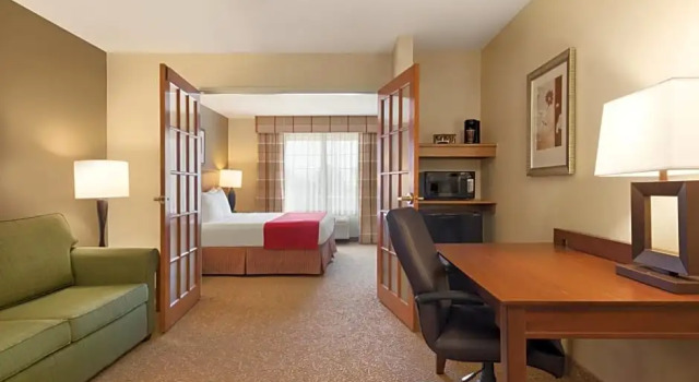 Двухместный люкс Country Inn & Suites by Radisson, Davenport - Quad Cities