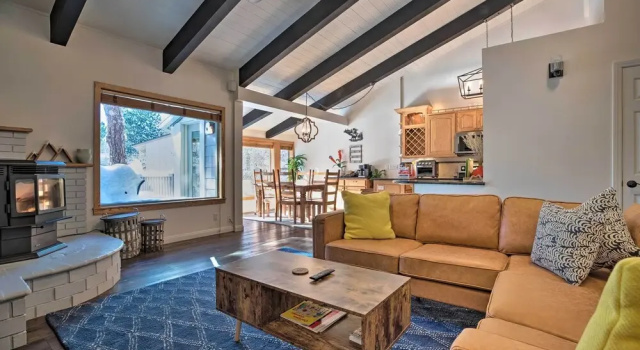 Апартаменты Epic Mammoth Lakes Getaway w/ Shared Pool, Hot Tub