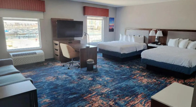 Четырёхместный люкс Hampton Inn & Suites Erie Bayfront