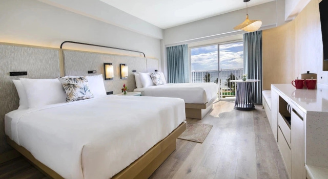 Четырёхместный номер Standard с балконом и с видом на океан Crowne Plaza Resort Saipan