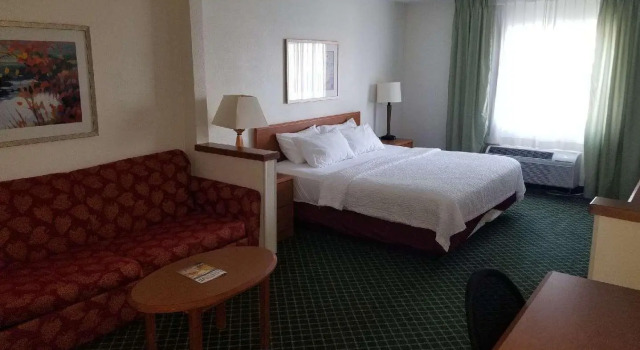 Двухместный номер Deluxe AmericInn by Wyndham Hudson