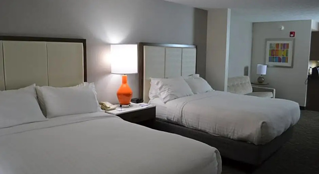 Четырёхместный номер Executive Holiday Inn Express & Suites Kent - University Area by IHG